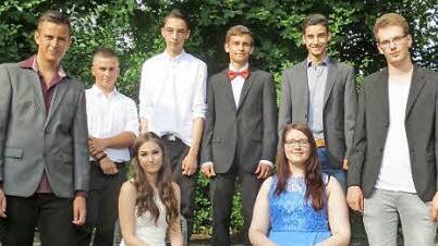 Die besten Schüler (v. l.): Michael Frank(9a), André Laternik (9a), Robin Braun (9a), Ben Kroiß (10a), Tim Schmidt (10b) und Moriz von Langa (10b); vorne sitzen von links Vanessa Listemann (9a) und Davina Greis (10b) Foto: Mittelschule Neunkirchen