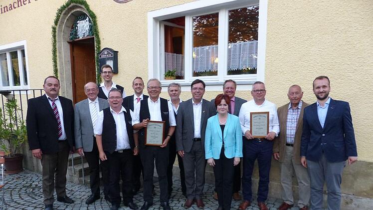 Die beiden neuen Ehrenmitglieder der Untersteinacher Blasmusik stellten sich nach dem Festabend im Konzertssal zusammen mit Vorstand und Ehrengästen vor dem Musikheim "Alte Post" der Kamera. Unser Bild zeigt (von links) Rüdiger Ott (Brauerei Leikeim), Dekanatsrat Hartmut Richter, Dritten Vorsitzenden Christopher Schröder, Vorsitzenden und Dirigent Lothar Huber, Sparkassen-Geschäftsstellenleiter Thomas Schmidt, Ehrenmitglied Hans Rosa, Zweiten Vorsitzenden Siegfried Köber, Kreisrat Thomas Nage...