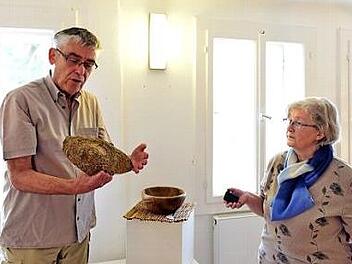 Bei der Ausstellung im Kirchenburgmuseum:  Harald Schellenberger und Ingrid Schmidt.  Foto: Fred Rautenberg