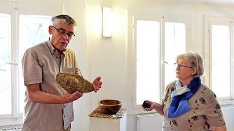 Bei der Ausstellung im Kirchenburgmuseum:  Harald Schellenberger und Ingrid Schmidt.  Foto: Fred Rautenberg
