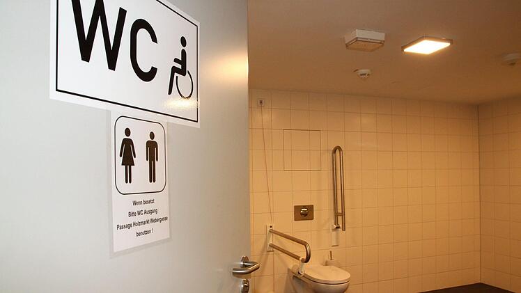 Geräumig ist die behindertengerechte Toilette direkt neben dem Aufzug. In dem Raum finden Mütter auch einen Wickeltisch für Babys.Dagmar Besand