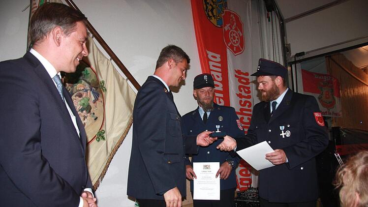 Landrat Tritthart und Kreisbrandrat überreichen an Achim Stirnweiß und Stephan Spitzer das Ehrenzeichen für 25 Jahre aktive Dienstzeit