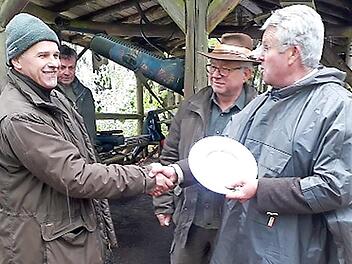 Michael Leitner (vorne, links) gab den besten Schuss auf die Rehbockscheibe ab. Ludwig Freiherr von Lerchenfeld (rechts daneben) gratulierte dem erfolgreichen Schützen.  Foto: privat