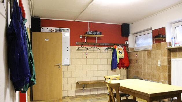 Aus den 1980er-Jahren stammt die Heimkabine des ATSV Geh&uuml;lz. Mit der roten Wandfarbe versuchte man, den Raum etwas aufzuh&uuml;bschen.  Fotos: Dominic Buckreus