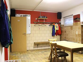 Aus den 1980er-Jahren stammt die Heimkabine des ATSV Gehülz. Mit der roten Wandfarbe versuchte man, den Raum etwas aufzuhübschen.  Fotos: Dominic Buckreus
