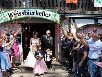 Am Donnerstag heirateten Beate Böhmer und Udo Weiß auf der Bergkirchweih im Weißbierkeller auf dem Weller Keller direkt gegenüber des Riesenrads. Die Trauung nahm OB Florian Janik vor. Foto: Christian Bauriedel