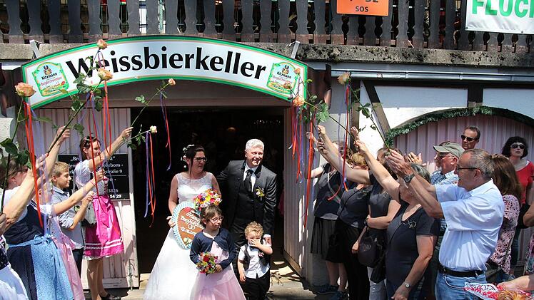 Am Donnerstag heirateten Beate Böhmer und Udo Weiß auf der Bergkirchweih im Weißbierkeller auf dem Weller Keller direkt gegenüber des Riesenrads. Die Trauung nahm OB Florian Janik vor. Foto: Christian Bauriedel