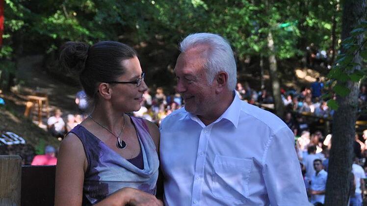 Diana Könitzer versucht Wolfgang Kubicki zu überzeugen, Mitglied der CSU zu werden.  Foto: Carmen Schwind