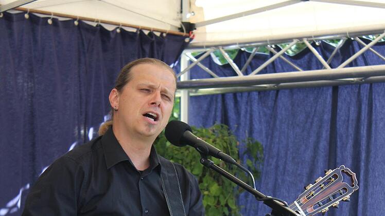 Stefan Eichner, "das Eich", spielte im Garten der Kultur.werk.stadt Songs von Reinhard Mey. Foto: Alexandra Kemnitzer