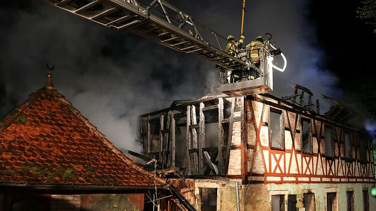 Gebäude nach Feuer völlig zerstört
