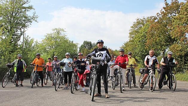 Alle 14 Tage treffen sich Senioren aus H&ouml;chstadt um den Gruppenleiter Franz-Ludwig Hartlieb (Mitte) zu einer Radtour.  Foto: Scheuerer