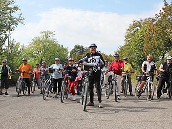 Alle 14 Tage treffen sich Senioren aus Höchstadt um den Gruppenleiter Franz-Ludwig Hartlieb (Mitte) zu einer Radtour.  Foto: Scheuerer