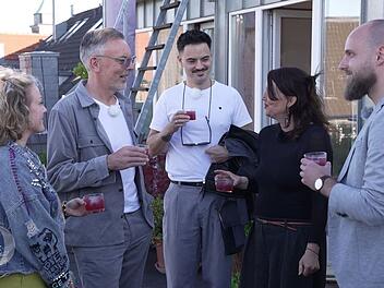 Shirin, Tobi, Patrick, Cordula und Frederik (von links) genie&szlig;en ihren Bramble mit Aussicht auf K&ouml;ln.