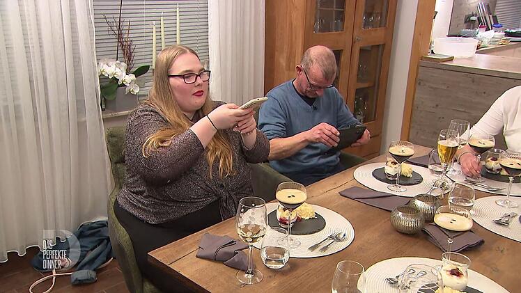 Das ansehnliche Dessert mit Espresso Martini muss als Foto verewigt werden.