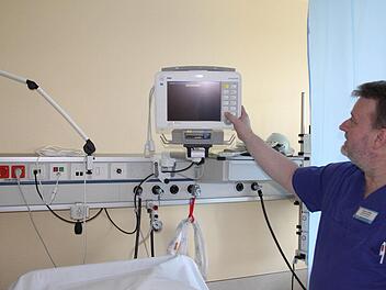 Intensivpfleger Jürgen Müller weiß, dass seine Patienten auch bei einem Stromausfall immer gut überwacht sind. Alle wichtigen Geräte sind an Spezialsteckdosen angeschlossen (erkennbar an der orangen Farbe), die sofort die Notstromversorgung übernehmen.Fotos: Heike Beudert