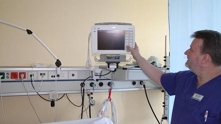 Intensivpfleger Jürgen Müller weiß, dass seine Patienten auch bei einem Stromausfall immer gut überwacht sind. Alle wichtigen Geräte sind an Spezialsteckdosen angeschlossen (erkennbar an der orangen Farbe), die sofort die Notstromversorgung übernehmen.Fotos: Heike Beudert