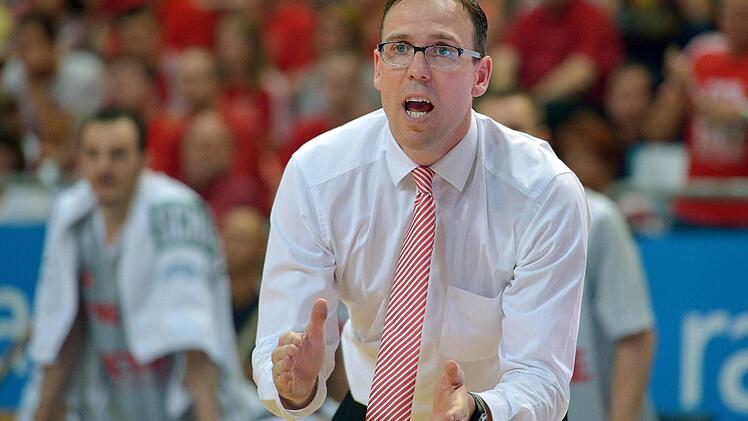 Der Bamberger Trainer Chris Fleming gibt Anweisungen vom Spielfeldrand. Foto: David Ebener/dpa