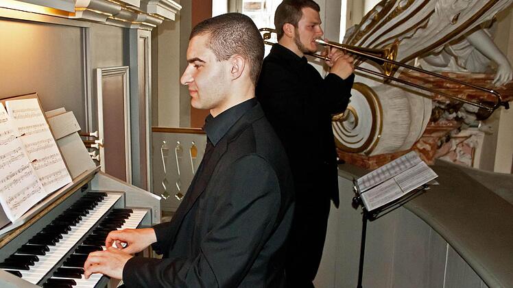 Arno Seifert (Orgel) und Florian Ammer (Posaune) musizieren in der Schlosskirche der Coburger Ehrenburg. Foto: Jochen Berger