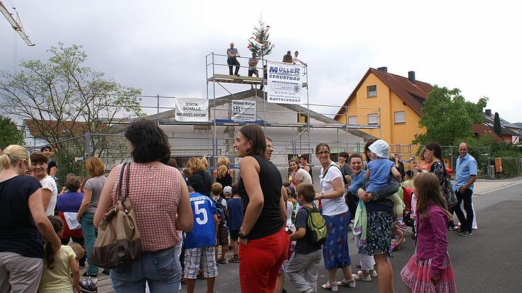 Kinder und Eltern waren in großer Zahl gekommen, um das Richtfest an der Kindertagesstätte zu feiern. Foto: Renate Neubecker