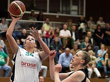 Die Bamberger Topwerferin Lyndi Thormann (l.) punktet erneut, die M&uuml;nchnerin Mirela Damaschek kann nicht eingreifen. Hinten lauert die DJKlerin Anne-Katrin Landwehr. Foto: sportpress