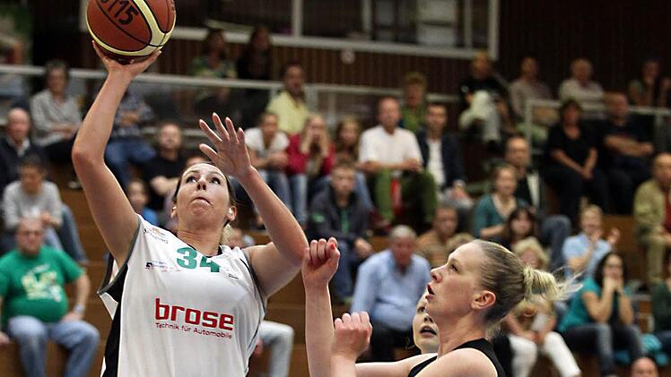 Die Bamberger Topwerferin Lyndi Thormann (l.) punktet erneut, die M&uuml;nchnerin Mirela Damaschek kann nicht eingreifen. Hinten lauert die DJKlerin Anne-Katrin Landwehr. Foto: sportpress
