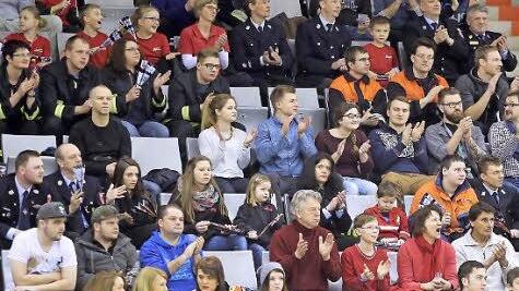 Die Zuschauer in der HUK-Arena sparten nicht mit Applaus. Immer wieder feuerten die Fans, darunter auch viele ehrenamtliche Helfer, die im Rahmen der "Blaulicht"-Aktion zu Gast waren, die BBC-Spieler an.