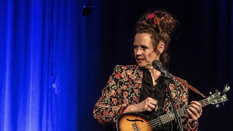 Nessi Tausendschön bei ihrem Auftritt im "Schwarzen Bären". Foto: Jochen Berger