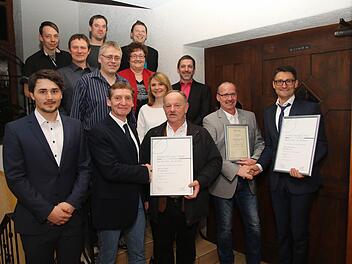 Die geehrten Mitarbeiter der Firma Kern Obermeister Bernd Stadler (untere Reihe 2 von links) konnte Alfred Popp (untere Reihe 3 von links) für 40 Jahre und Dietmar Sorbe ( untere 4 von links) für 25 Jahre Betriebszugehörigkeit zusammen mit dem Firmenchef Roland Kern ( untere Reihe rechts) auszeichnen. Außerdem wurden von noch zahlreiche Mitarbeiter für 10 Jahre Betriebszugehörigkeit durch Familie und Firmenchef ausgezeichnet. Foto: Michael Stelzner