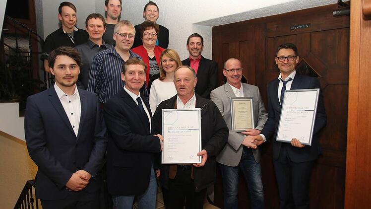 Die geehrten Mitarbeiter der Firma Kern Obermeister Bernd Stadler (untere Reihe 2 von links) konnte Alfred Popp (untere Reihe 3 von links) für 40 Jahre und Dietmar Sorbe ( untere 4 von links) für 25 Jahre Betriebszugehörigkeit zusammen mit dem Firmenchef Roland Kern ( untere Reihe rechts) auszeichnen. Außerdem wurden von noch zahlreiche Mitarbeiter für 10 Jahre Betriebszugehörigkeit durch Familie und Firmenchef ausgezeichnet. Foto: Michael Stelzner
