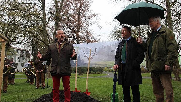 Peter M&uuml;ller begr&uuml;&szlig;t die G&auml;ste bei der Baumpflannzung.  Foto: Adriane Lochner