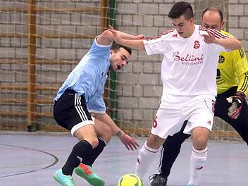 Jannik Späth vom TSV Mönchröden (links) gilt als "Hallenfuchs" und will am Sonntag den Kreismeisterschaften seinen Stempel aufdrücken. Doch die Konkurrenz ist groß, und nicht nur die Spieler des FC Lichtenfels (Spielszene aus der Zwischenrunde) sind heiß auf den Titel.  Foto: Timo Geldner