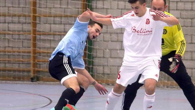 Jannik Späth vom TSV Mönchröden (links) gilt als "Hallenfuchs" und will am Sonntag den Kreismeisterschaften seinen Stempel aufdrücken. Doch die Konkurrenz ist groß, und nicht nur die Spieler des FC Lichtenfels (Spielszene aus der Zwischenrunde) sind heiß auf den Titel.  Foto: Timo Geldner