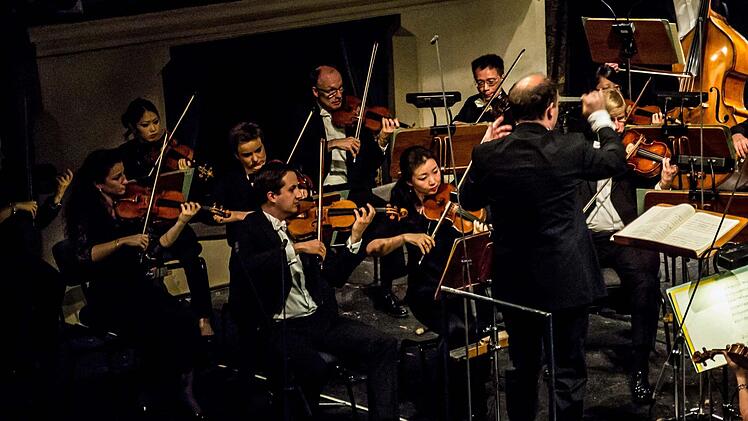 Unter der Leitung von Roland Kluttig brillierte das Philharmonische Orchester beim Sinfoniekonzert unter dem Motto "Bekenntnisse" im Landestheater. Foto: Jochen Berger