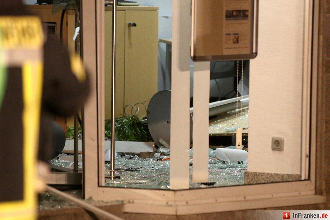 Unbekannte sprengen Geldautomat im Kreis Schweinfurt – Großfahndung läuft