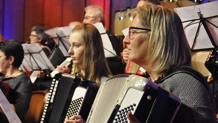Für das Akkordeonorchester ist das Elternkonzert ein idealer Ort seine Leistungen zu zeigen. Foto: Peter Klopf
