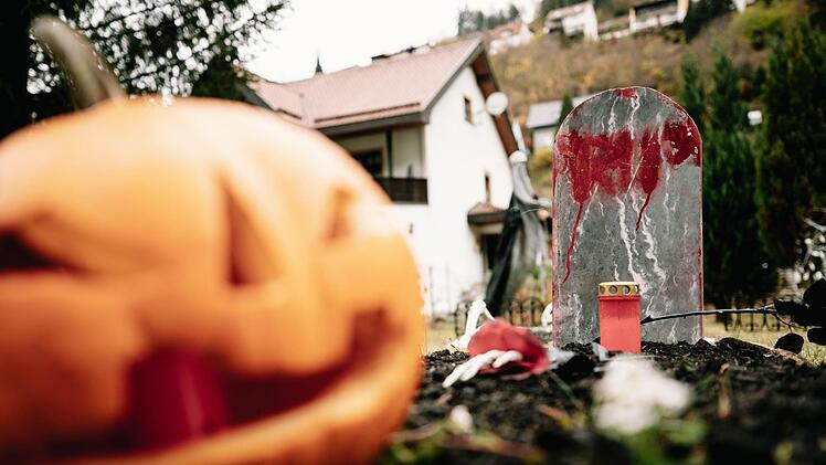Sich zuprostende Geister, blutige Gestalten und offene Gräber: Sabrina de Groot hat sich einiges einfallen lassen, um ihren Garten in Wilhelmsthal in den zwei Wochen vor Halloween schaurig schön zu gestalten. Foto: Marian Hamacher