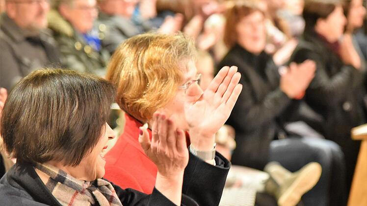 Das Publikum war vom Weihnachtskonzert der Realschule "CO I" begeistert, allem voran die Schulleiterin Susanne Carl (vorne links). Foto: Gabi Arnold
