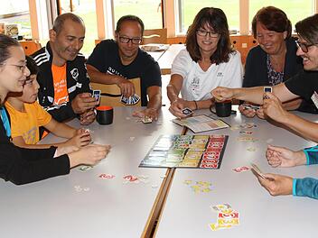 Viele Spaß beim Spielen haben (von links)  Tuanu Nacak, Efe Nacak, Muhammer Nacak, Markus Kuhrau, Denise Waletzko, Alexandra Kuhrau und Constantin Hirsch-Roppelt. Michael Stelzner