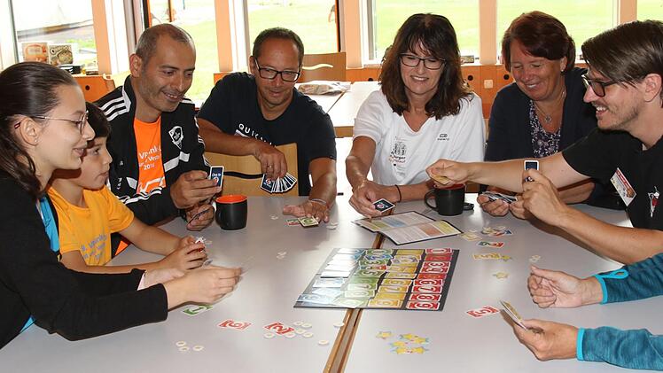Viele Spaß beim Spielen haben (von links)  Tuanu Nacak, Efe Nacak, Muhammer Nacak, Markus Kuhrau, Denise Waletzko, Alexandra Kuhrau und Constantin Hirsch-Roppelt. Michael Stelzner