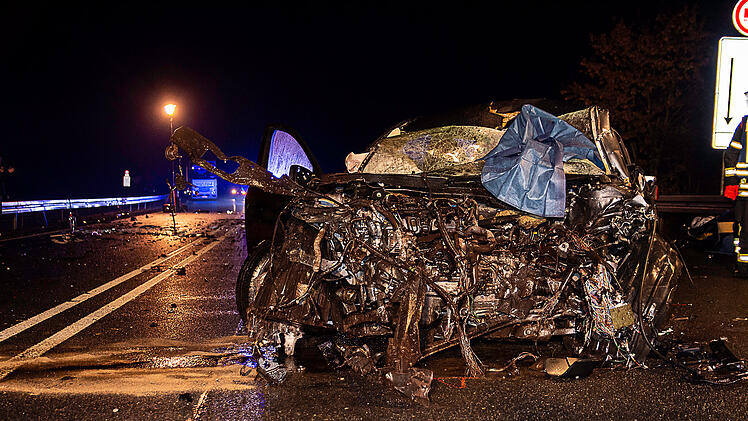 Nach Kollision mit Sattelzug: Person verstirbt noch an der Unfallstelle