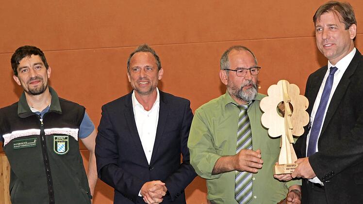 Förster Daniel Schuster (v.l.), Staatsminister Thorsten Glauber, Vorsitzender Bernhard Roppelt und Landrat Hermann Ulm