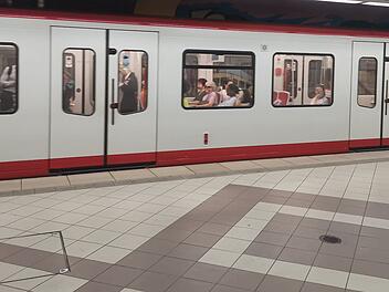 Wagen springen aus Gleise: U-Bahn-Unfall in Nürnberg - Züge fuhren ohne Fahrer U-Bahn Nürnberg, Haltestelle Rennweg, Bahnhof, Untergrundbahn, Ubahn, VAG, VGN