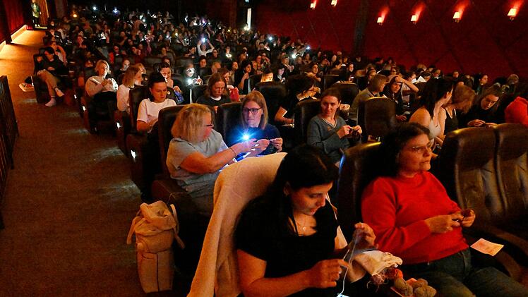 Mit Stricknadel und Wollkn&auml;uel ins Kino