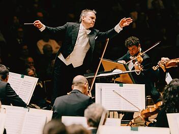 Jonathan Nott ist f&uuml;r den Saisonauftakt als Dirigent der Bamberger Symphoniker zur&uuml;ckgekehrt. Marian Lenard