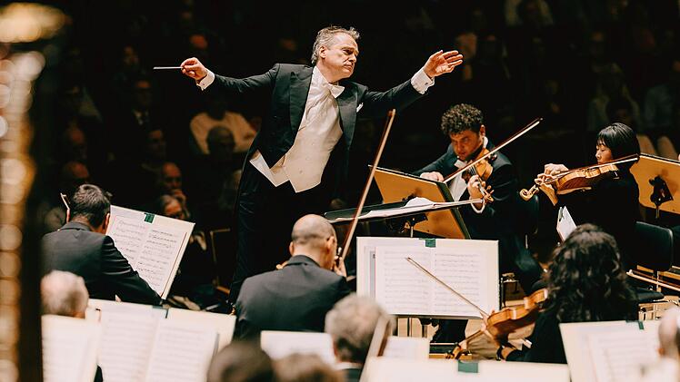 Jonathan Nott ist f&uuml;r den Saisonauftakt als Dirigent der Bamberger Symphoniker zur&uuml;ckgekehrt. Marian Lenard