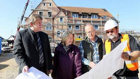 Bürgermeister Andreas Schwarz, Stadtplanerin Edith Obrusnik, Architekt Norbert Wirkner und Bauingenieur Hans-Martin Arz (von links) vor dem eingerüsteten und weitgehend entkernten alten Rathaus.