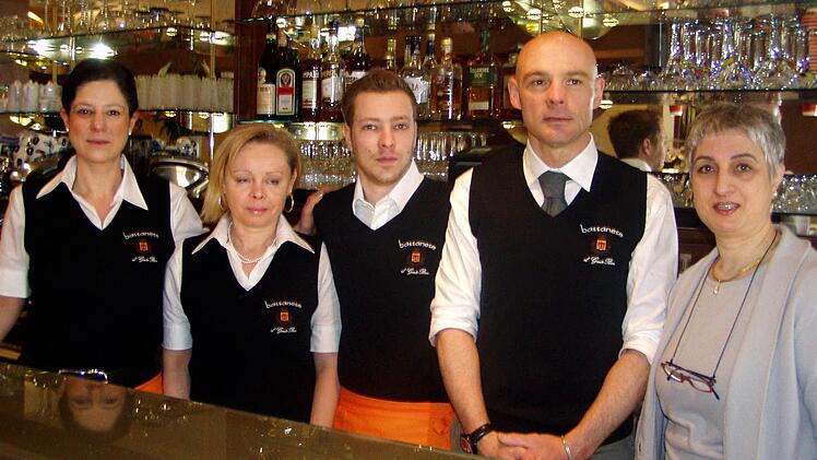 Geschäftsführer Giorgio Dall'Anese (Zweiter von rechts) mit Chefin Rosa La-Rocca (rechts) und seiner Service-Belegschaft.