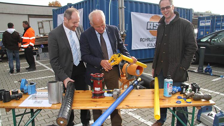 Der stellvertretende Landrat Jörg Kunstmann und Michael Pfitzner vom Arbeitskreis Schule und Wirtschaft probierten am ASK-Stand auch selbst einmal "etwas Handwerkliches" aus. Rohre schneiden klappt schon ganz gut, attestierte Florian Schneider Foto: Sonja Adam