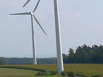 Noch sind die Windräder bei Tremersdorf die einzige Windkraftanlage im Coburger Land.  Foto: Berthold Köhler