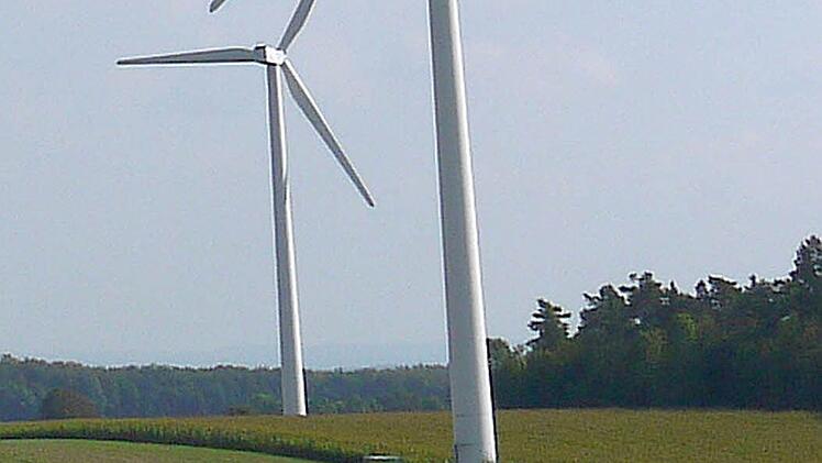 Noch sind die Windräder bei Tremersdorf die einzige Windkraftanlage im Coburger Land.  Foto: Berthold Köhler